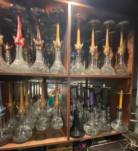 Estantería de cachimbas en Kairos